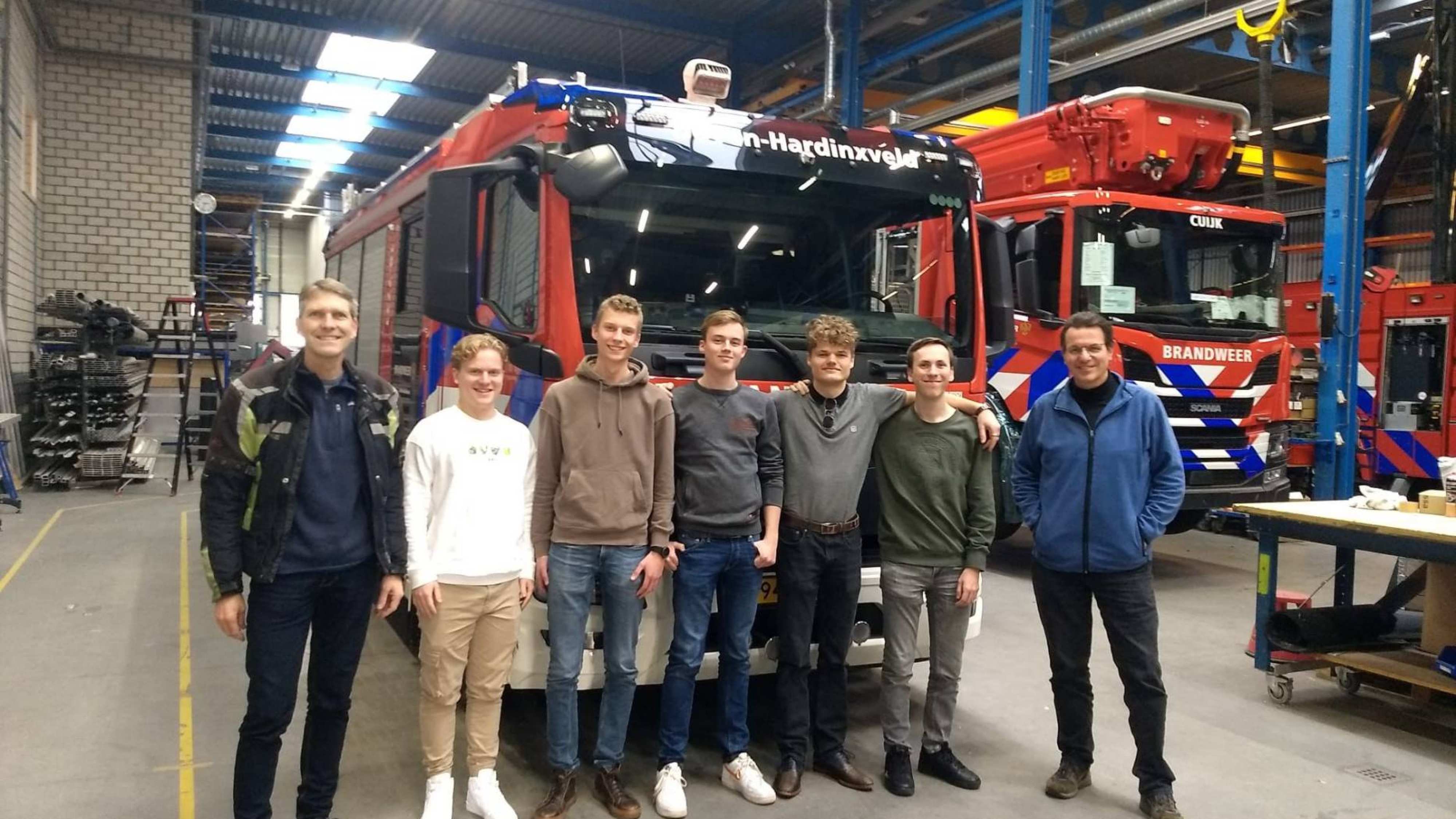 Winnende groep Automotive studenten van 1e-jaars project When Every Second Counts (WESC). Zij gingen als prijs op bedrijfsbezoek bij Kenbri. Zij produceren en ontwerpen brandweerauto’s.