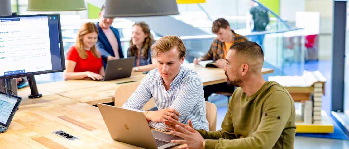 Facility Management, foto 8219, studenten aan het werk op de laptop, samenwerken