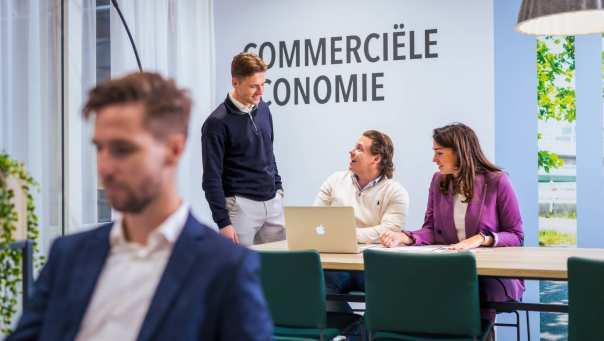 studenten in beeld gebracht voor opleidingsfotografie commerciële economie deeltijd/duaal