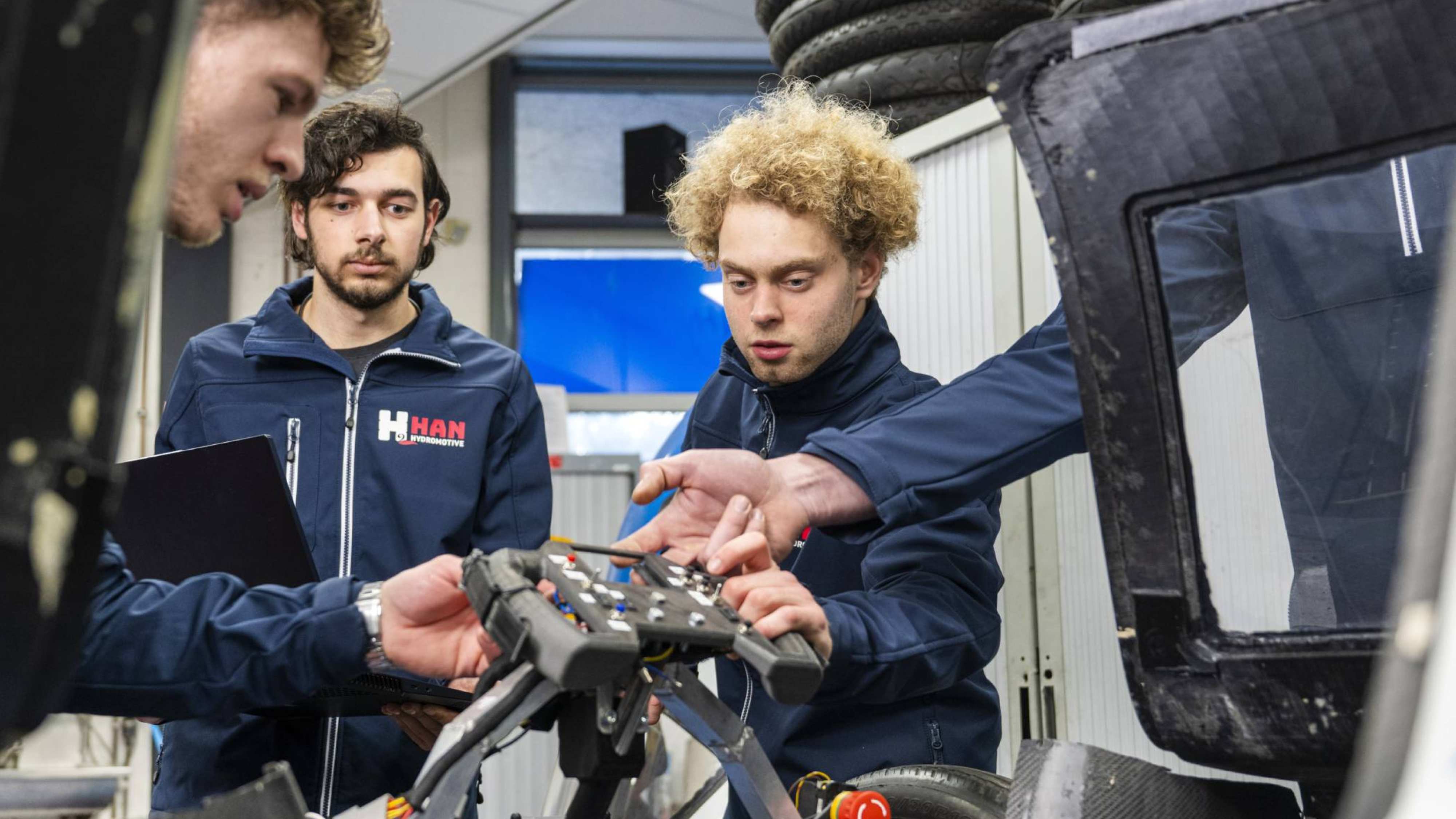 Teamleden van HAN Hydromotive bezig met de voorbereidingen voor de Shell Eco Marathon