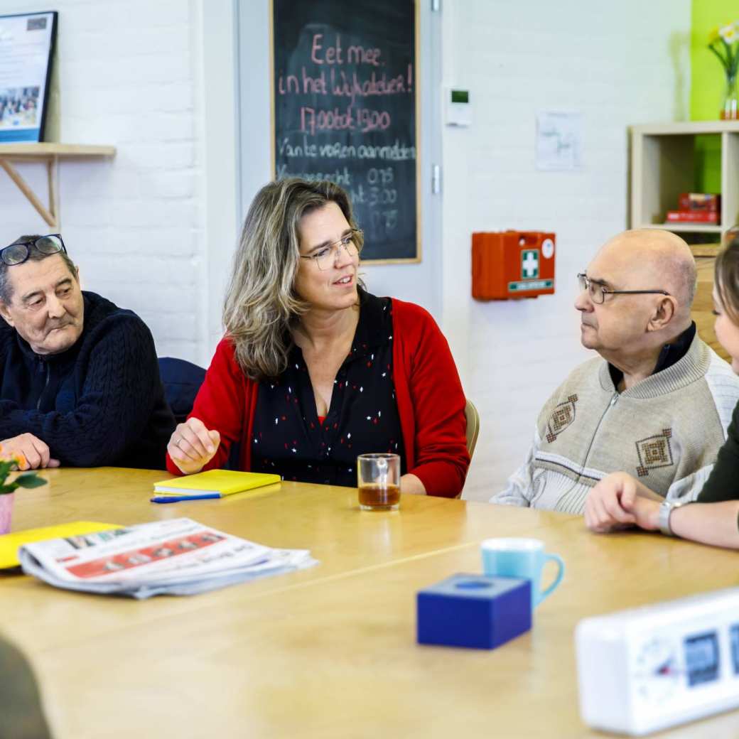 wijkatelier lindenholt- groep aan tafel docente in het midden