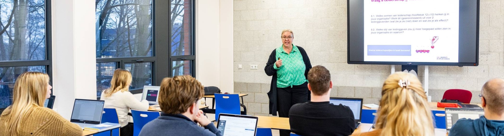 Een klas met student Logistiek duaal krijgt les van een docent in een lokaal op de HAN