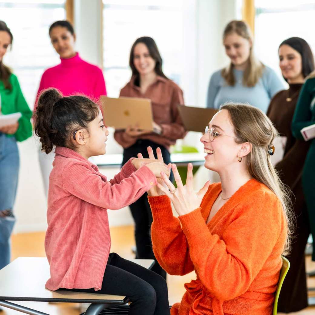 Studenten Logopedie krijgen les over behandeling kind