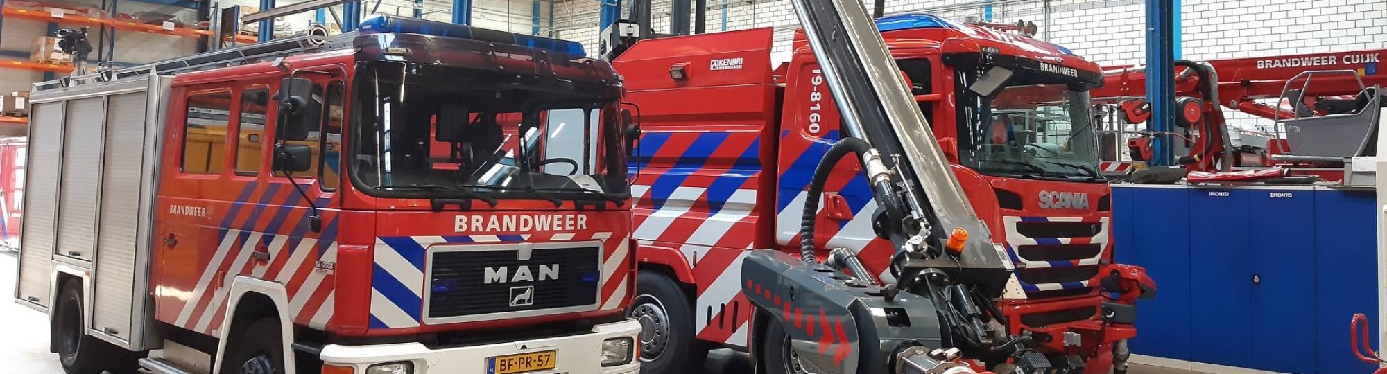 Twee brandweerauto's. Groep Automotive studenten van 1e-jaars project When Every Second Counts (WESC) gingen op bedrijfsbezoek bij Kenbri. Zij produceren en ontwerpen brandweerauto’s.