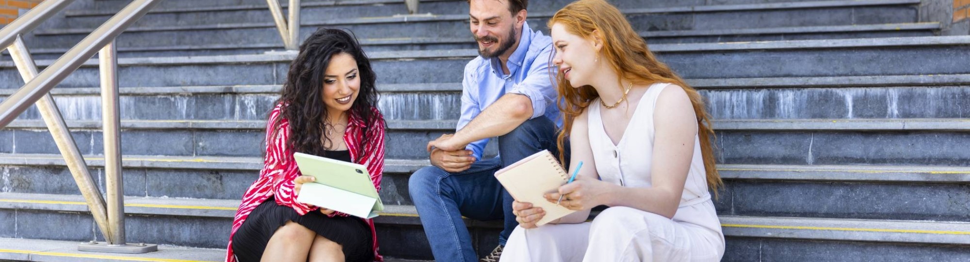 HAN-studenten buiten op de trap