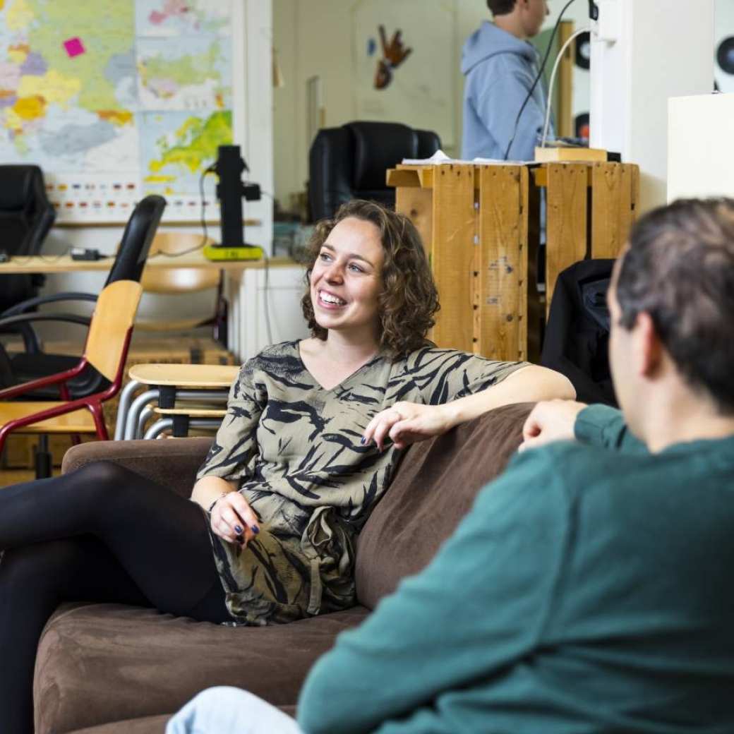 man en vrouw zittend op bank