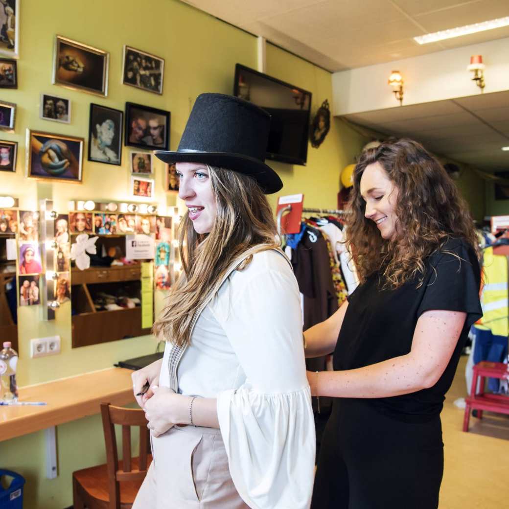 student aankleden voor voorstelling