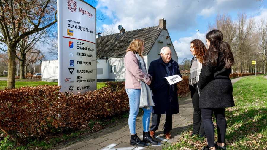 studenten luisteren aandachtig naar verhalen uit het verleden