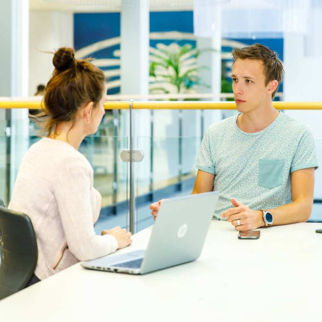 student heeft het woord tijdens twee gesprek