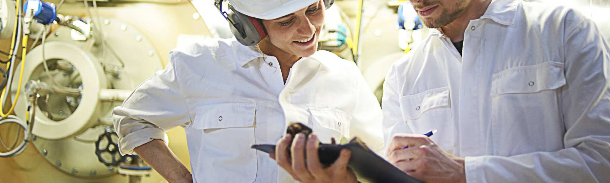 Rechtenvrije foto uit de Techniek Beeldbank van twee Technische Bedrijfskunde studenten. Academie Engineering en Automotive.