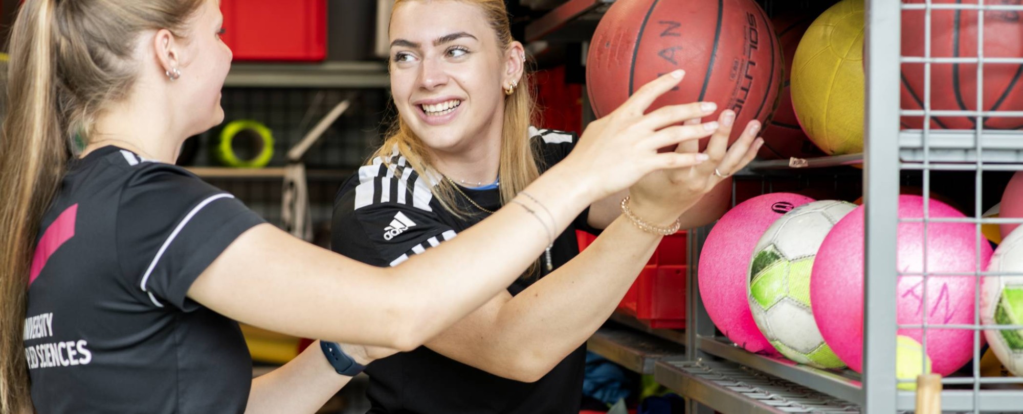 sport sportkunde en alo studenten en docenten op sportveld en gymzaal