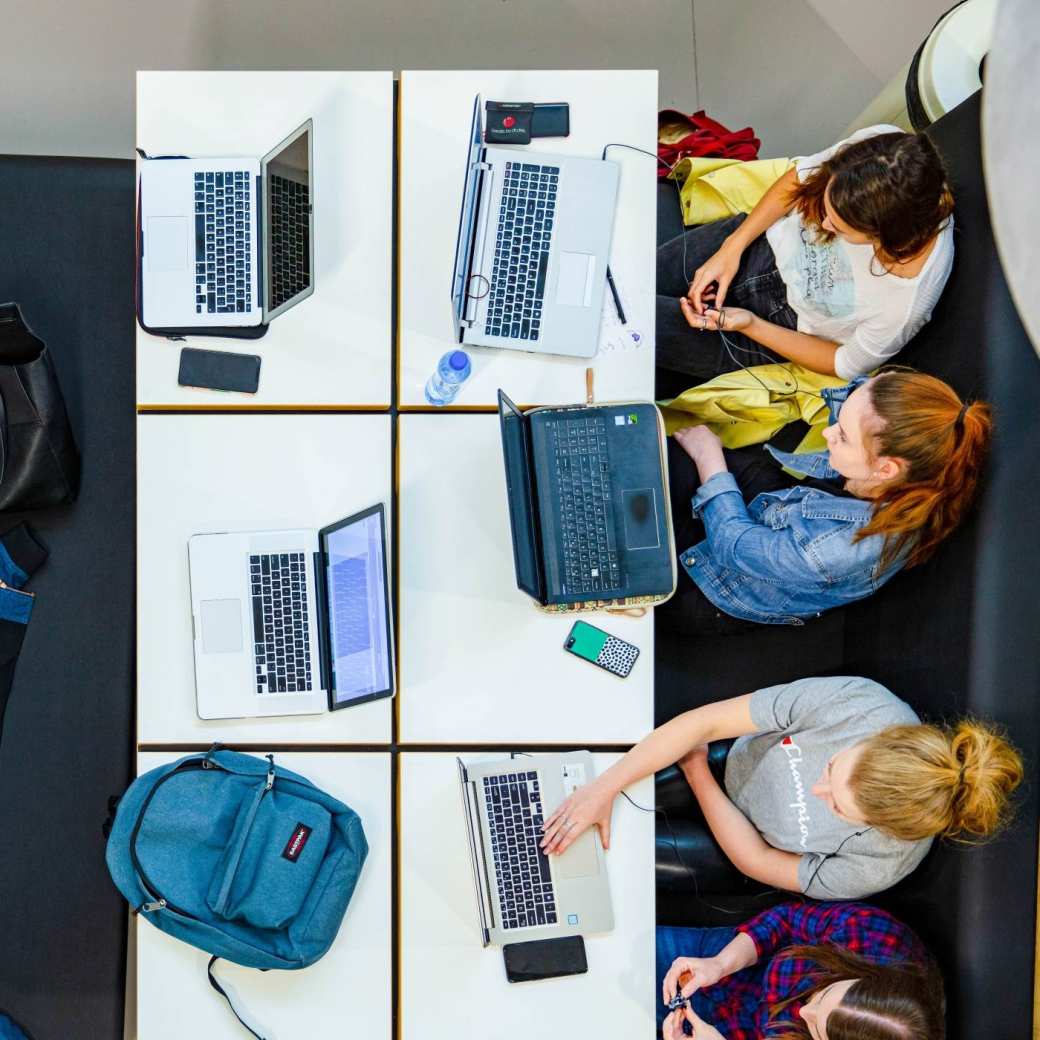 werkplekken studenten met laptop