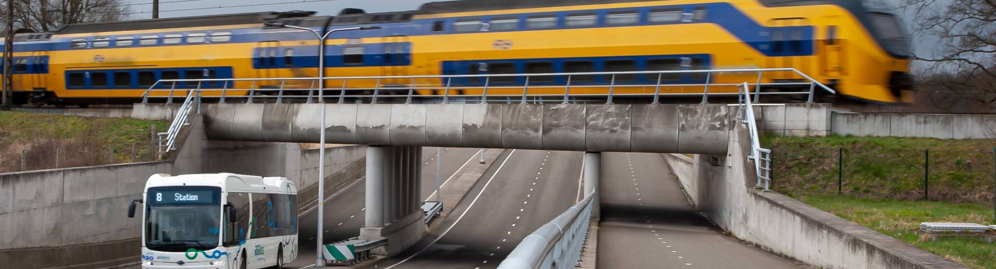 Trein over brug