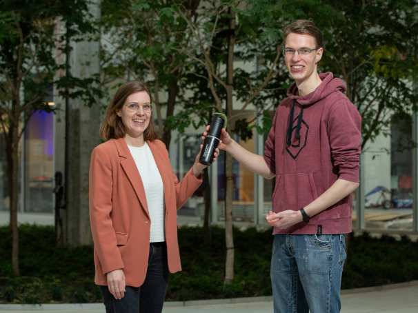 HAN BioCentre-manager Carlien Verberne reikt een prijs uit aan de winnaar van een van de drie challenges van de Biobased Battle, Dirk-Jaap Willemsen. 