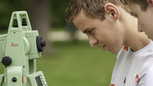 studenten leren landmeten