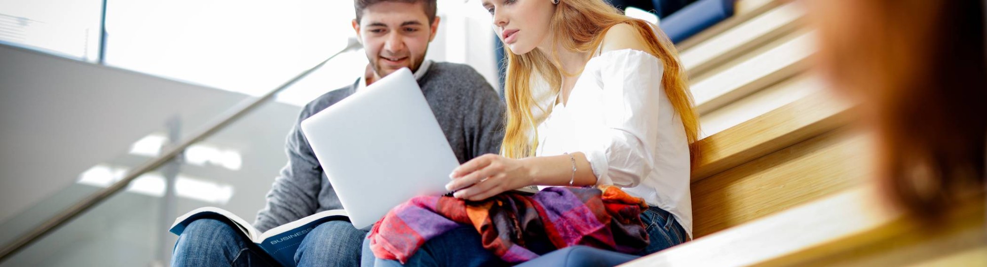 studenten overleggen met laptop