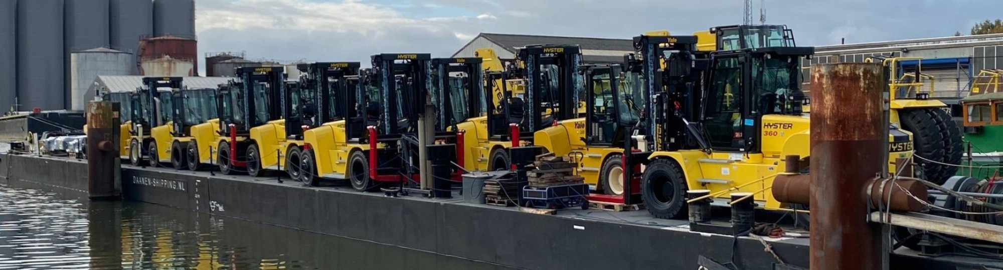 Aantal trucks van Hyster-Yale staan aan het water