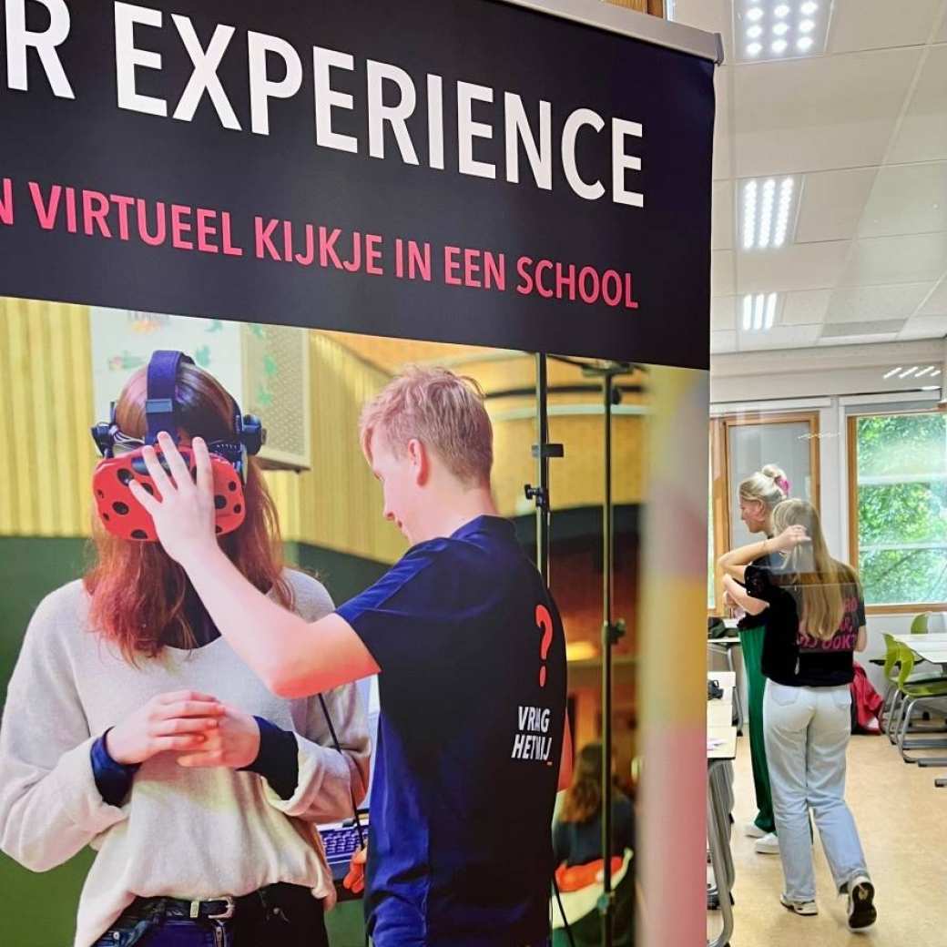 Foto van de banner bij de Teachers Experience die op middelbare scholen wordt gedaan onder begeleiding van studenten van onze lerarenopleidingen