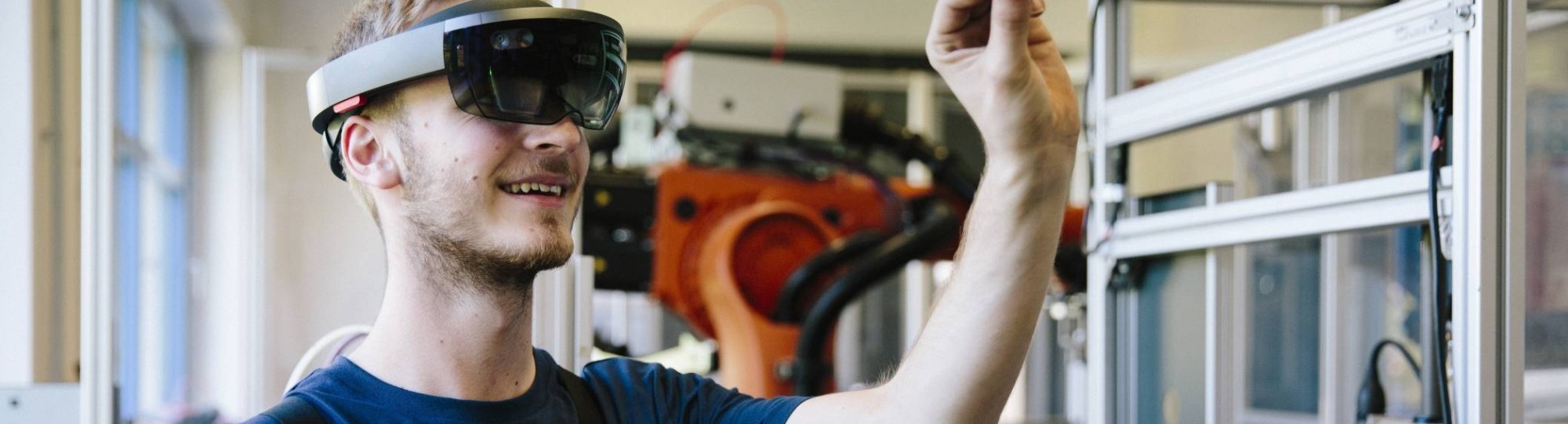 Twee medewerkers van Alliander werken met de hololens