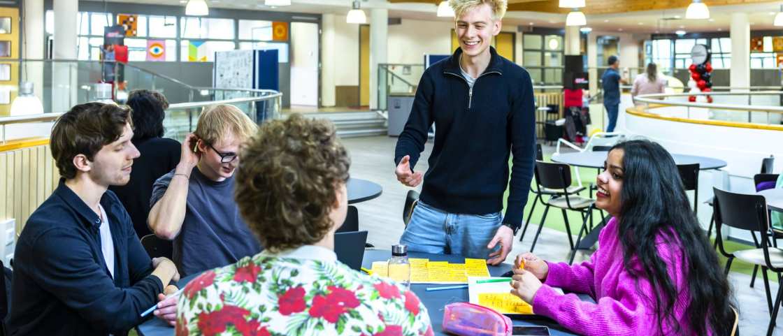 groepje hbo ict studenten zijn aan het werk in de b-vleugel