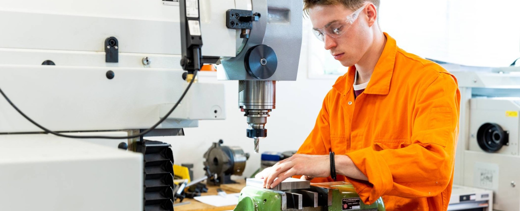 Mechanical Engineering - Werktuigbouwkunde - student working behind a machine in the lab