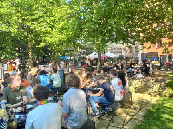 Studenten die aan het eten zijn bij de Summer Vibe BBQ in Nijmegen