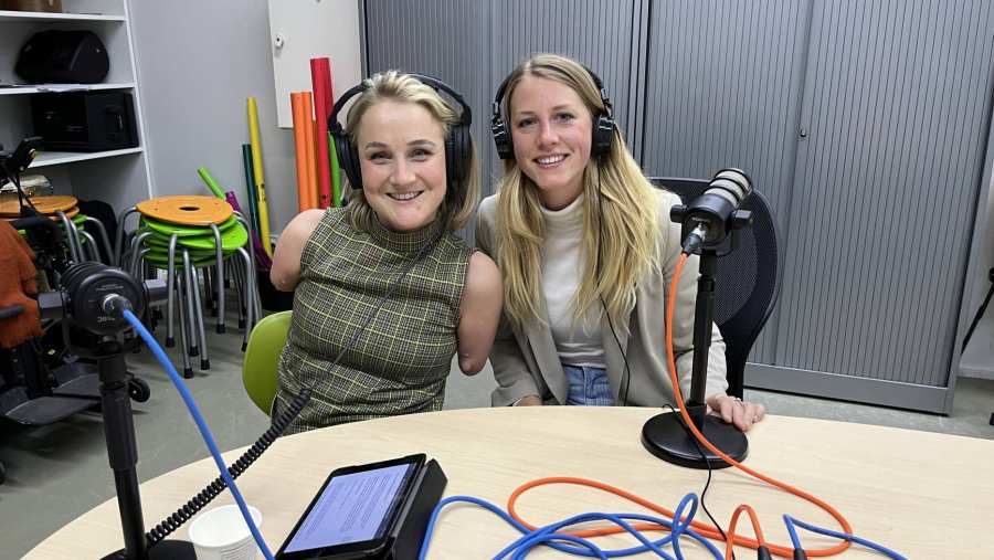 Foto van Shani Mooijman en Eva Eikhout tijdens het opnemen van de voltijd podcast voor de HAN.