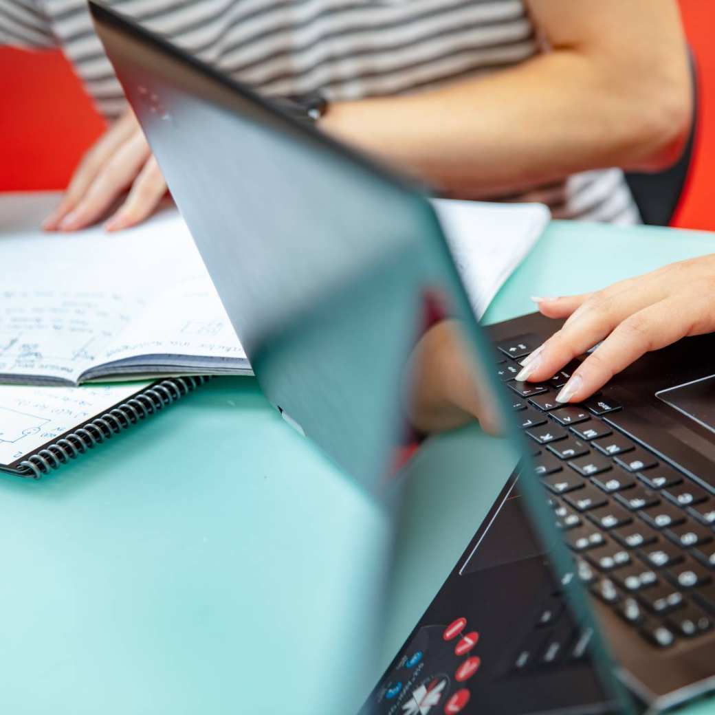 studenten met laptop en aantekeningen