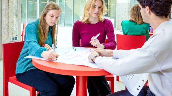 Studenten aan het werk in IPKW. Master Circulaire Economie 2024.