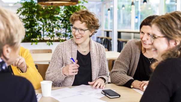 vijf vrouwen overleggen