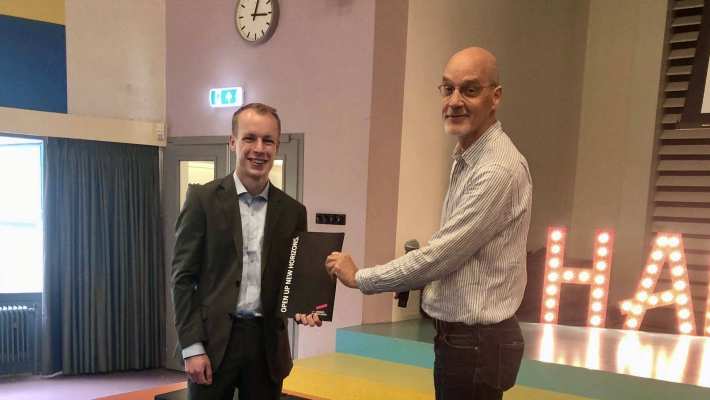 Uitreiking van het eerste certificaat voor de themaroute Robotics aan Tiemen, student Werktuigbouwkunde