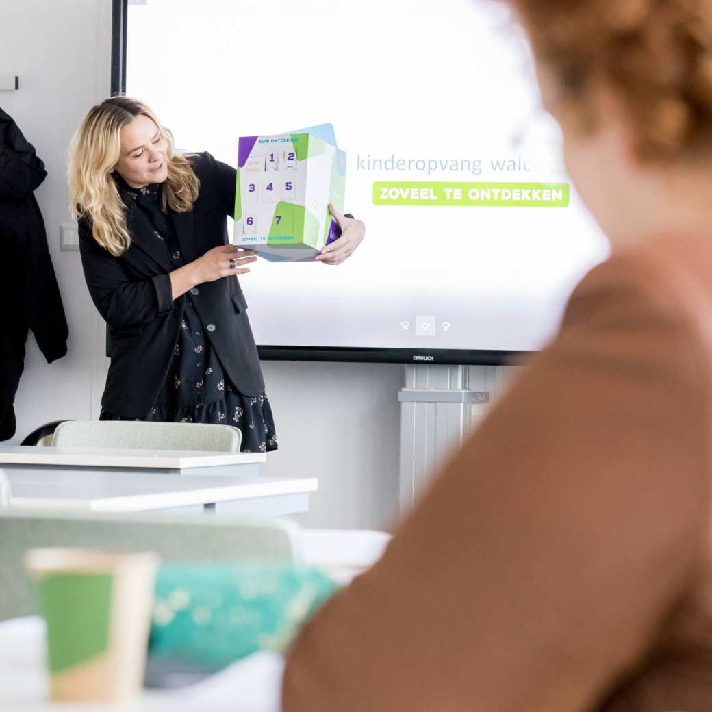 Vrouw presenteert innovatief idee voor de klas met powerpoint