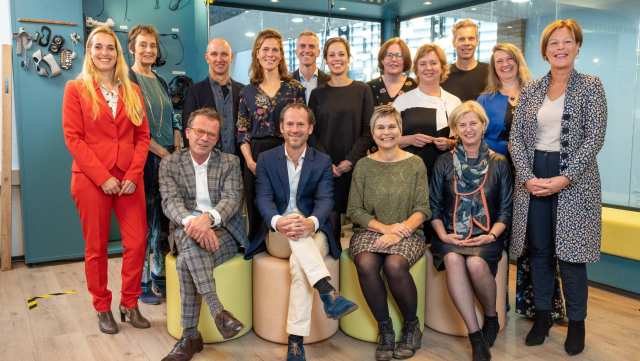 Groepsfoto van vertegenwoordigers van HAN Academie Gezondheid en Vitaliteit en Vilans bij ondertekening van de samenwerking