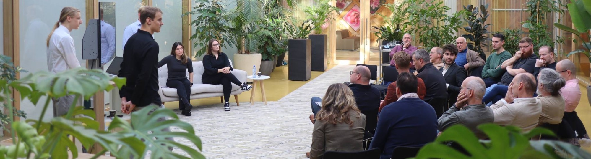 Overzichtsfoto van de presentatie van studenten van de minor Circulaire Economie van de HAN aan beleidsambtenaren van de gemeente Zevenaar en ondernemers van twee bedrijventerreinen uit die gemeente over de resultaten van het onderzoek van de studenten in het kader van een Rode Draad Project.