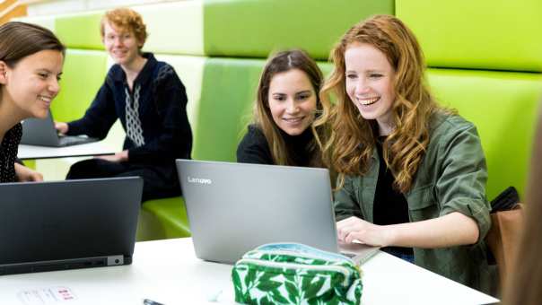 ALPO-studenten zitten allemaal lachend achter hun laptop te werken.