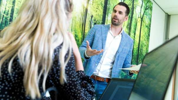 geeft uitleg aan student bij HAN Pabo Arnhem.