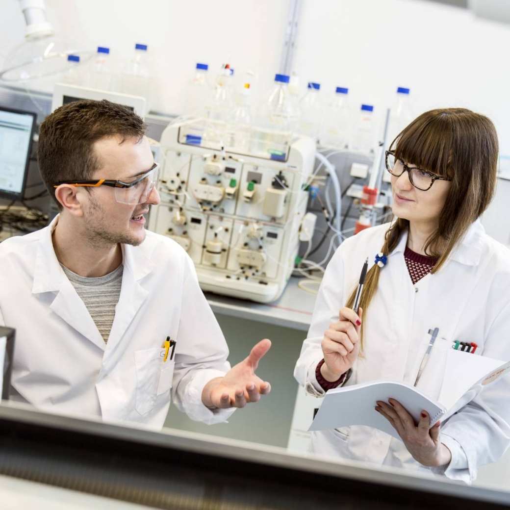 Deeltijdstudenten overleggen in een laboratorium.