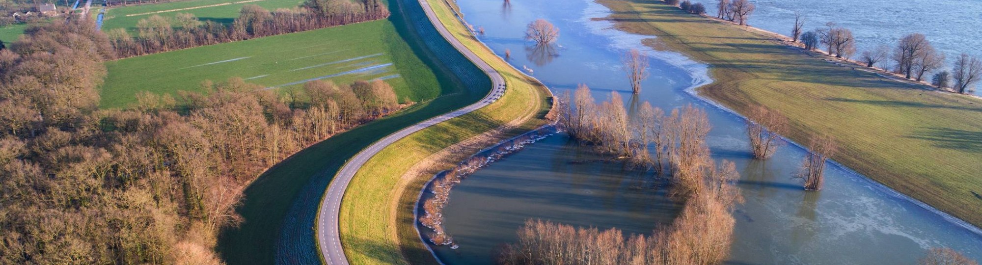 luchtfoto rivierenlandschap hoogwater A50 richting Loenen