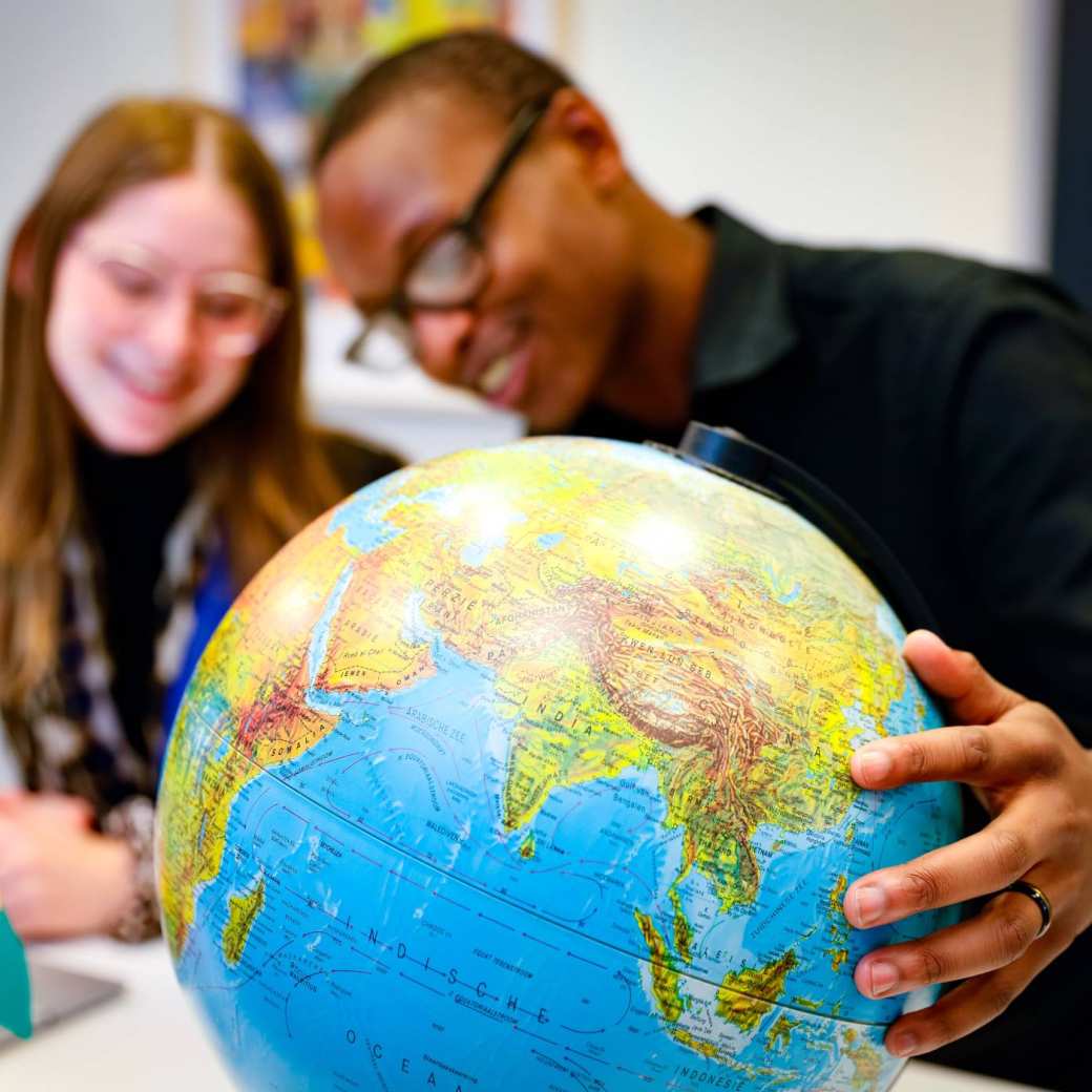 Studenten draaien aan wereldbol