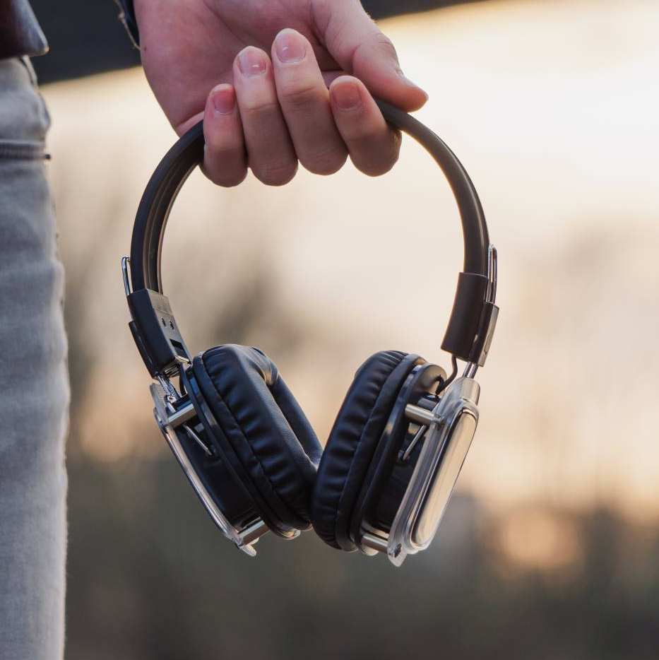 Alumnus Technische Bedrijfskunde met een koptelefoon headphone in de hand