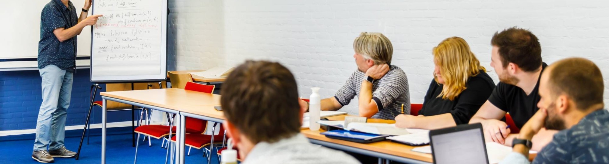 studenten luisteren naar docent