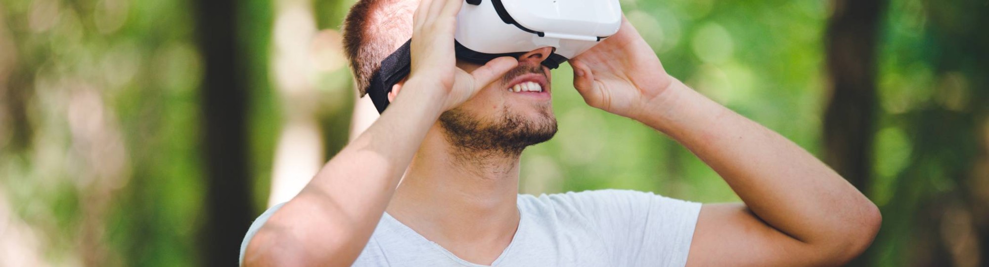 man met vr bril kijkt omhoog 