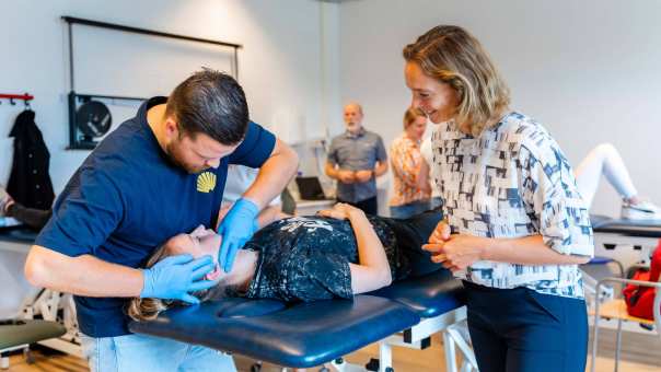 Docent MMR geeft instructie aan studenten (orofaciaal)