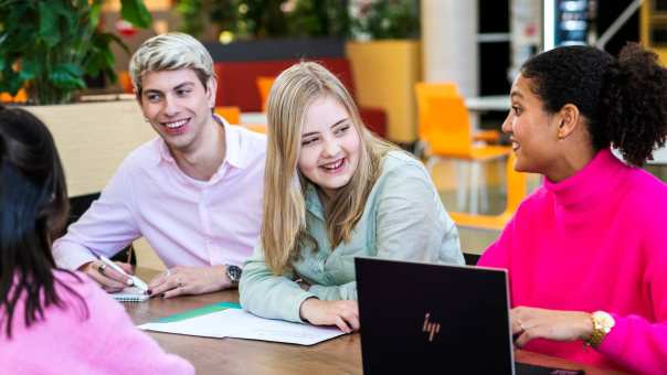 Logopedie studenten studeren samen logopedisten