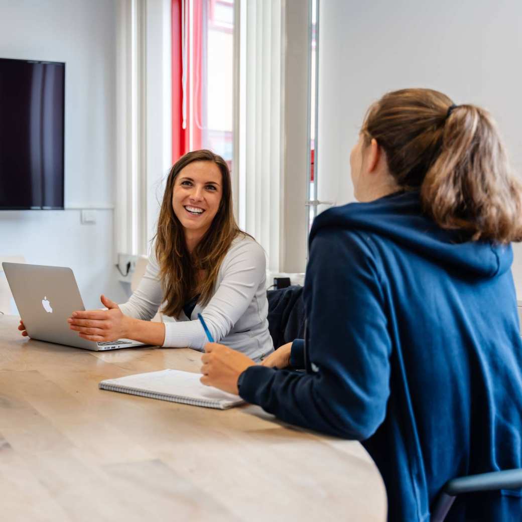 Twee studenten in gesprek