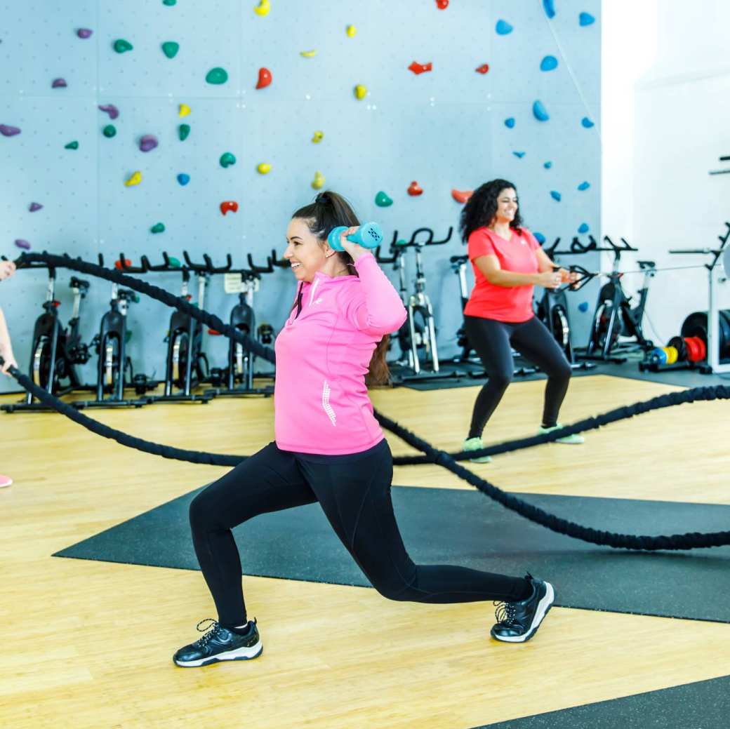 Studenten Ad Sport ondernemende leefstijlcoach in de gymzaal aan het werk met touwen.