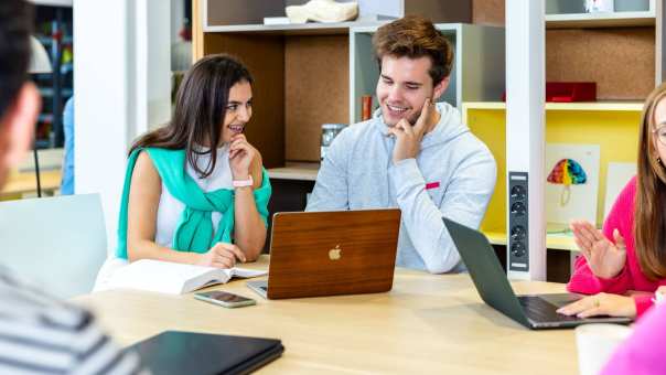 studenten Bedrijfskunde werken aan een project over internationalisering