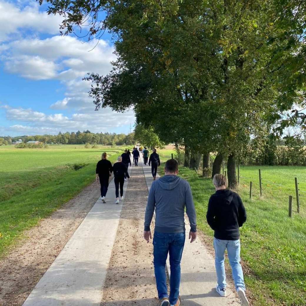 Deelnemers van de Ommetje Challenge wandelen in het bos