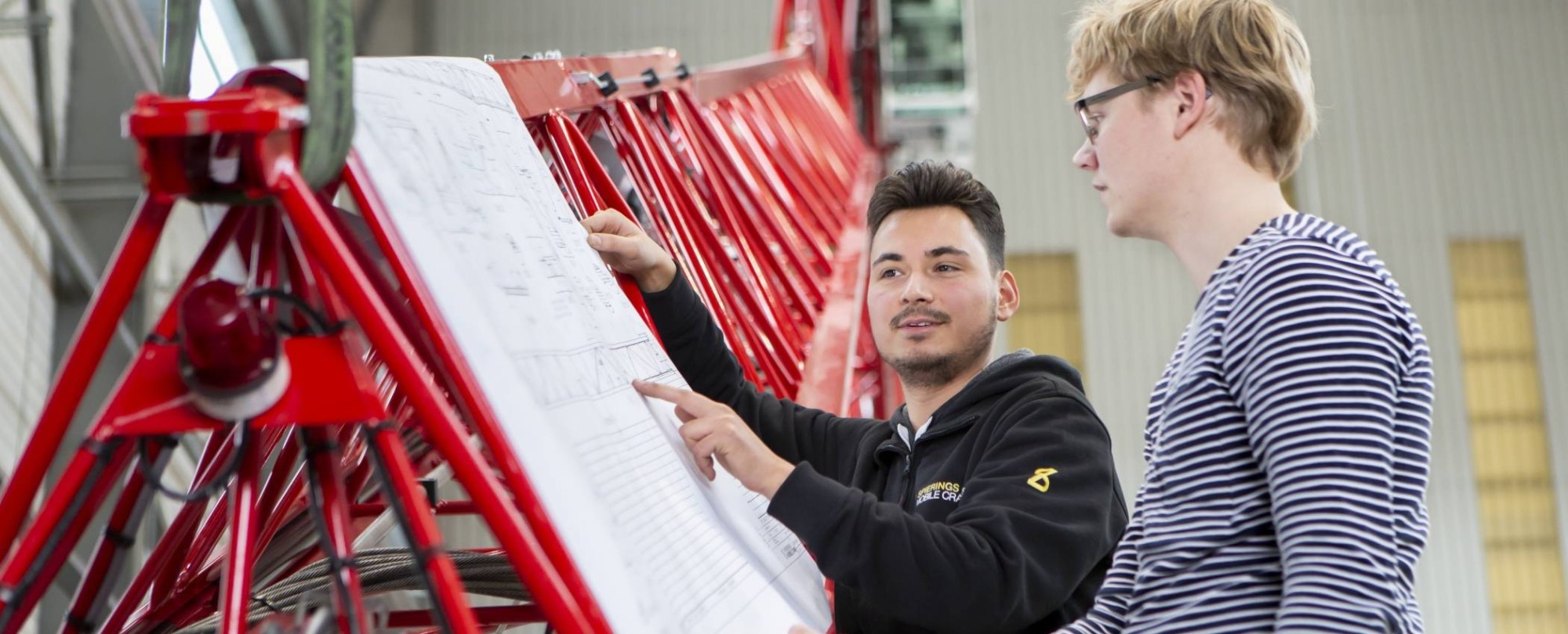 Rechtenvrije afbeelding van twee Werktuigbouwkunde studenten uit de techniekbeeldbank. Academie Engineering en Automotive. 