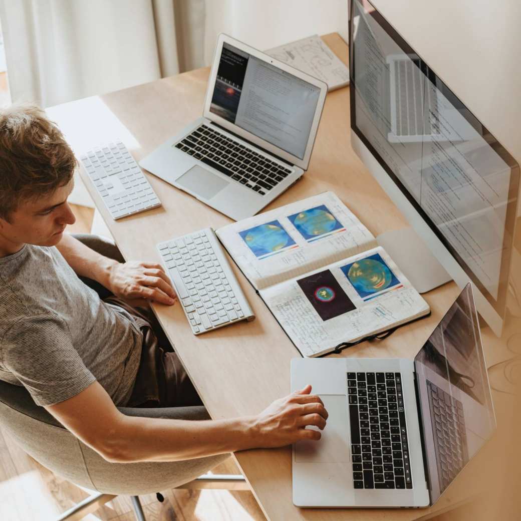 Stockfoto, man met computer en laptops